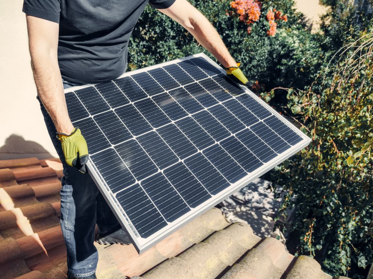 Lucrări la o instalație de panouri fotovoltaice — imagine ilustrativă