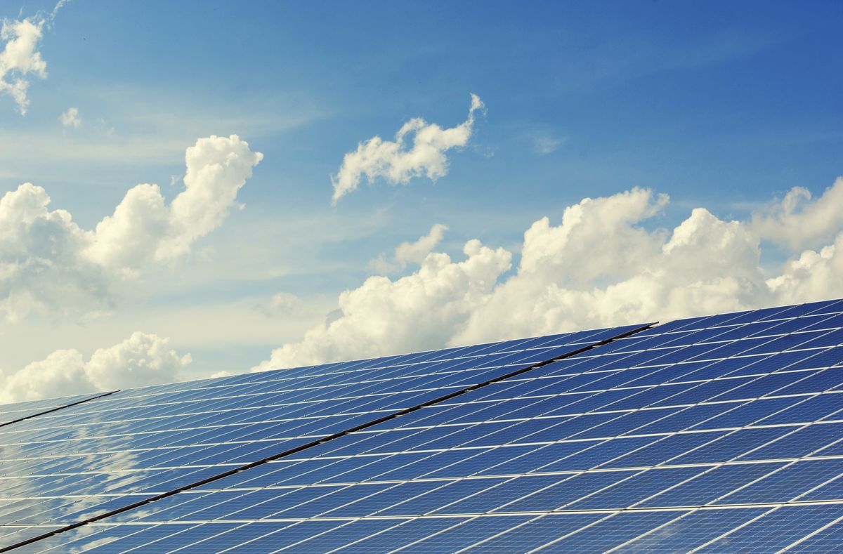 Panouri fotovoltaice pe un acoperiș — imagine ilustrativă