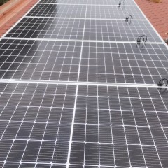 Invertoarele și panourile solare reprezintă fundația sistemelor de energie regenerabilă, fiecare având un rol esențial în procesul de generare și utilizare a energiei solare. Panourile solare captează energia luminoasă și o transformă în electricitate direct curent, în timp ce invertoarele transformă această electricitate în curent alternativ utilizabil, care alimentează aparatele casnice. Alegerea invertoarelor de calitate este crucială pentru maximizarea eficienței sistemului și pentru asigurarea unei producții constante de energie. Cu o instalare corectă și echipamente moderne, consumatorii pot beneficia de reduceri semnificative la facturile de energie și pot contribui la un mediu mai curat. Invertoarele și panourile solare sunt esențiale pentru sistemele eficiente de energie solară. Panourile captează lumina solară și o transformă în electricitate, iar invertoarele convertește acea energie în curent utilizabil pentru gospodării. Contribuie la protejarea mediului și reduce costurile energetice cu un sistem bine configurat de panouri solare și invertoare.