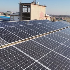 Invertoarele și panourile solare sunt esențiale pentru crearea unui sistem de energie solară eficient. Panourile solare funcționează prin captarea energiei luminoase a soarelui, transformând-o în energie electrică, iar invertoarele joacă rolul crucial în convertirea acestei energii din curent continuu (DC) în curent alternativ (AC). Această conversie este necesară pentru a alimenta aparatele electrice din casele noastre. Alegerea unor panouri și invertoare de înaltă calitate nu doar că asigură o producție energetică consistentă, dar și durabilitate pe termen lung. Cu o instalare corectă, aceste soluții contribuie la economii semnificative la facturile de energie, îmbunătățind în același timp impactul asupra mediului. Integrarea invertoarelor eficiente cu panourile solare ajută la optimizarea consumului de energie și la sprijinirea unei tranziții către un mediu mai sustenabil. Colaborează cu invertoare și panouri solare pentru a maximiza eficiența energetică în locuința ta. Panourile solare convertesc lumina solară în electricitate, iar invertoarele facilitează utilizarea acestei energii convertite. Prin utilizarea acestui sistem, vei putea reduce cheltuielile de energie și avea un impact pozitiv asupra mediului înconjurător. Alege să investești în soluții solare inovatoare pentru un viitor mai verde.