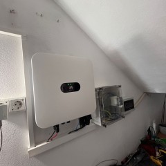 Invertorul Huawei reprezintă o soluție inovatoare pentru optimizarea sistemului tău de energie solară. Conceput pentru a transforma eficient energia solară în electricitate utilizabilă, acest invertor integrează o tehnologie avansată care maximizează randamentul panourilor fotovoltaice. Datorită caracteristicilor sale inteligente, precum monitorizarea în timp real și diagnosticul automat, utilizatorii au acces constant la informații despre performanța sistemului, asigurându-se astfel că beneficiază de fiecare rază de soare. Indiferent de dimensiunea instalării, invertorul Huawei este o alegere excelentă pentru oricine dorește să îmbunătățească eficiența energetică și să contribuie la un viitor ecologic. Invertorul Huawei este soluția perfectă pentru proprietarii care doresc să optimizeze utilizarea energiei solare. Acest model avansat transformă eficient energia generată de panouri fotovoltaice în electricitate utilizabilă, având un impact minor asupra costurilor energetice. Cu opțiuni de monitorizare inteligente și tehnologie de ultimă generație, utilizatorii pot beneficia de o gestionare superioară a energiei. Investește în invertorul Huawei pentru a transforma energia solară în sustenabilitate și eficiență energetică în locuința sau afacerea ta.