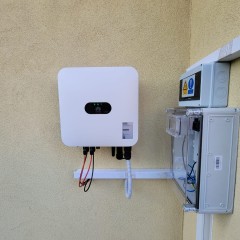 HUAWEI Invertorul Huawei este o componentă crucială a oricărui sistem fotovoltaic, proiectat pentru a transforma eficient energia solară în electricitate utilizabilă. Cu un design compact și tehnologie de ultimă oră, acest invertor asigură o conversie optimă și o stabilitate a rețelei, fiind perfect pentru aplicații rezidențiale și comerciale. Funcții avansate precum monitorizarea inteligentă și gestionarea eficienței energetice permit utilizatorilor să urmărească performanțele sistemului în timp real, asigurându-se că beneficiază de toată energia generată. Alege invertorul Huawei pentru o soluție fiabilă care maximizează beneficiile energiei solare și contribuie la reducerea amprentei de carbon.