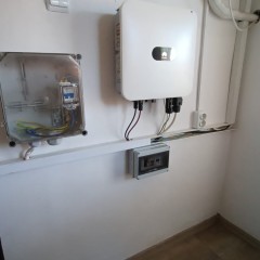 Invertorul Huawei este alegerea ideală pentru optimizarea sistemelor fotovoltaice, combinând eficiența cu inovația tehnologică. Acest invertor converteste energia generată de panouri solare în electricitate utilizabilă, maximizând astfel performanța și reducând pierderile energetice. Datoră tehnologiilor inteligente integrate, precum monitorizarea în timp real și diagnosticarea automată, utilizatorii pot controla ușor consumul de energie și pot îmbunătăți eficiența sistemului. Huawei oferă soluții fiabile atât pentru instalări rezidențiale, cât și comerciale, garantând o funcționare optimă și durabilitate pe termen lung. Alege invertorul Huawei pentru un partener de încredere în obținerea unei energii curate. Montari Invertor HUAWEI