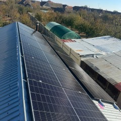 Invertoarele și panourile solare sunt esențiale pentru orice sistem de energie solară, având un impact direct asupra eficienței energetice a locuinței tale. Panourile solare sunt proiectate să capteze lumina solară și să o transforme în energie DC, în timp ce invertoarele joacă rolul crucial de a converti această energie în curent alternativ (AC), care este utilizat în mod obișnuit în gospodării. Alegerea unor invertoare avansate, echipate cu tehnologii smart, asigură monitorizarea continuă a performanței sistemului, oferind utilizatorilor informații pentru optimizarea consumului. Investind într-un sistem bine integrat de panouri și invertoare, nu doar că îți îmbunătățești eficiența energetică, dar și reduci amprenta de carbon, contribuind la un mediu mai curat și mai sănătos. Colaborează cu invertoare și panouri solare pentru a-ți eficientiza consumul de energie. Aceste tehnologii moderne asigură conversia optimă a luminii solare în electricitate utilizabilă, permițând utilizatorilor să reducă costurile energetice și să sprijine sustentabilitatea. Alege un sistem solar bine proiectat pentru a maximiza beneficiile energiei regenerabile.