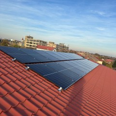 Invertoarele și panourile solare sunt piatra de temelie a sistemelor de energie regenerabilă, fiecare jucând un rol crucial în transformarea luminii solare în electricitate utilizabilă. Panourile solare, prin tehnologia avansată, captează radiația solară și o transformă în electricitate direct curentă (DC). Invertoarele, pe de altă parte, efectuează conversia acestei energii DC în curent alternativ (AC), care este utilizat pentru a alimenta aparatele electrice din case. Atragerea invertoarelor moderne, echipate cu funcții inteligente de monitorizare, asigură că energia generată este utilizată eficient, iar pierderile sunt minime. Investiția într-un sistem bine proiectat care combină panouri de înaltă calitate și invertoare de ultimă generație te va ajuta să îți reduci costurile cu energia și să contribuie la un mediu mai curat. Alege invertoare și panouri solare pentru a profita de energia regenerabilă. Aceste componente esențiale ale sistemelor solare convertesc lumina soarelui în electricitate, ajutându-te să economisești bani și să reduci impactul ecologic. Investiția în un astfel de sistem îți va oferi o sursă de energie durabilă și ecologică, ideală pentru locuința ta.