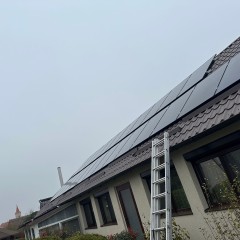 Invertoarele și panourile solare sunt componente esențiale care lucrează împreună pentru a converti energia solară în electricitate utilizabilă. Panourile solare captează radiația solară și produc energie în curent continuu (DC), în timp ce invertoarele transformă această energie în curent alternativ (AC), care poate fi utilizat de către aparatele electrice din gospodărie. Tehnologiile moderne de invertoare oferă eficiență crescută, monitorizare în timp real și protecție împotriva suprasarcinilor, asigurând o gestionare optimă a energiei. Alege o combinație de panouri solare de calitate și invertoare fiabile pentru a maximiza eficiența energetică și a contribui la un viitor mai sustenabil. Invertoarele și panourile solare sunt aliați în producția de energie curată. Cu panourile solare care convertesc lumina solară în electricitate și invertoarele care transformă energia DC în AC, poți optimiza consumul energetic al locuinței tale. Investește într-un sistem de energie solară eficient și contribuie la protejarea mediului prin utilizarea energiei regenerabile.