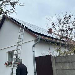 Panourile Longi sunt recunoscute pentru avansurile tehnologice și eficiența lor remarcabilă în captarea energiei solare. Proiectate pentru a oferi un randament maxim, aceste panouri utilizează tehnologia N-type, care le permite să genereze electricitate mai multă în comparație cu modelele tradiționale. Datorită durabilității lor excepționale, panourile Longi fac față condițiilor meteorologice extreme și au o durată de viață extinsă, făcându-le o investiție inteligentă pentru oricine dorește să reducă costurile energetice și să contribuie la un mediu mai curat. Alege soluțiile Longi pentru a transforma lumina solară în electricitate și pentru a-ți îmbunătăți independența energetică. Alege panouri Longi pentru energie solară eficientă și fiabilă. Aceste panouri fotovoltaice utilizează tehnologii avansate pentru a maximiza conversia energiei solare în electricitate. Cu o construcție durabilă și o performanță excelentă în diverse condiții, panourile Longi sunt soluția ideală pentru a reduce costurile energetice și a contribui la un viitor mai verde.
