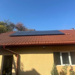 Panourile Longi sunt recunoscute pentru excelența lor în domeniul energiei solare, oferind soluții de înaltă eficiență pentru orice tip de proiect. Cu tehnologia N-type, aceste panouri maximizează captarea energiei solare, asigurând un randament superior chiar și în condiții de lumină slabă. Constructia robustă și rezistentă la intemperii face ca panourile Longi să fie ideale pentru o utilizare de lungă durată, reducând astfel costurile de întreținere. Disponibile într-o varietate de dimensiuni și puteri, ele se adaptează cu ușurință nevoilor specifice ale clienților, transformând orice locuință sau afacere într-un model de eficiență energetică Panourile Longi reprezintă alegerea ideală pentru energia solară eficientă și durabilă. Aceste panouri fotovoltaice sunt concepute să transforme lumina solară în electricitate maximizând eficiența și minimizând impactul asupra mediului. Cu o construcție robustă și o tehnologie avansată, panourile Longi asigură o soluție pe termen lung pentru proprietarii care doresc să adopte energie regenerabilă.