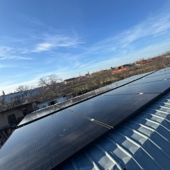 Panourile Longi sunt recunoscute pentru excelența lor în domeniul energiei solare, oferind soluții de înaltă eficiență pentru orice tip de proiect. Cu tehnologia N-type, aceste panouri maximizează captarea energiei solare, asigurând un randament superior chiar și în condiții de lumină slabă. Constructia robustă și rezistentă la intemperii face ca panourile Longi să fie ideale pentru o utilizare de lungă durată, reducând astfel costurile de întreținere. Disponibile într-o varietate de dimensiuni și puteri, ele se adaptează cu ușurință nevoilor specifice ale clienților, transformând orice locuință sau afacere într-un model de eficiență energetică. Panourile Longi reprezintă alegerea ideală pentru energia solară eficientă și durabilă. Aceste panouri fotovoltaice sunt concepute să transforme lumina solară în electricitate maximizând eficiența și minimizând impactul asupra mediului. Cu o construcție robustă și o tehnologie avansată, panourile Longi asigură o soluție pe termen lung pentru proprietarii care doresc să adopte energie regenerabilă.