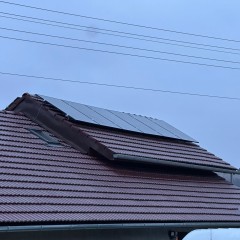 Panourile Longi se evidențiază pe piață prin calitatea și eficiența lor deosebită în captarea energiei solare. Proiectate cu tehnologie N-type, aceste panouri oferă o eficiență ridicată în conversia luminii solare în energie electrică, făcându-le ideale pentru utilizatori rezidențiali și comerciale. Datorită rezistenței lor superioare la factorii de mediu, panourile Longi sunt capabile să funcționeze optim chiar și în condiții meteorologice dificile. De asemenea, gama variată de dimensiuni și capacități permite personalizarea sistemului solar în funcție de nevoile specifice ale fiecărui client, asigurând astfel o soluție energetică adaptată cerințelor tale. Alege panouri Longi pentru a beneficia de performanțe superioare în energia solară. Aceste panouri fotovoltaice sunt proiectate să ofere o conversie eficientă a energiei solare și să reziste în timp, făcându-le perfecte pentru o gamă variată de aplicații. Cu panourile Longi, poți transforma lumina soarelui în electricitate curată și sustenabilă, reducând în același timp impactul asupra mediului.