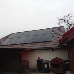 Panourile Longi sunt cunoscute pentru inovația și eficiența lor remarcabilă în captarea energiei solare. Fabricate cu tehnologie N-type, aceste panouri oferă o performanță superioară chiar și în condiții de iluminare scăzută, maximizând astfel producția de electricitate. Disponibile într-o gamă variată de puteri și dimensiuni, panourile Longi sunt adaptabile pentru orice tip de proiect, de la locuințe rezidențiale la instalări comerciale. Durabilitatea și rezistența lor la condiții meteorologice extreme le fac o alegere excelentă pentru cei care doresc un sistem solar de încredere și de lungă durată. Panourile Longi sunt cunoscute pentru inovația și eficiența lor remarcabilă în captarea energiei solare. Fabricate cu tehnologie N-type, aceste panouri oferă o performanță superioară chiar și în condiții de iluminare scăzută, maximizând astfel producția de electricitate. Disponibile într-o gamă variată de puteri și dimensiuni, panourile Longi sunt adaptabile pentru orice tip de proiect, de la locuințe rezidențiale la instalări comerciale. Durabilitatea și rezistența lor la condiții meteorologice extreme le fac o alegere excelentă pentru cei care doresc un sistem solar de încredere și de lungă durată.