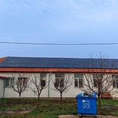 Montatorii dedicati sunt esențiali pentru succesul oricărei instalații de sisteme solare. Acești profesioniști aduc o vastă experiență și cunoștințe tehnice în domeniu, asigurându-se că fiecare componentă este instalată cu precizie și conform celor mai înalte standarde de calitate. Procesul de montare include evaluarea amplasamentului, selecția echipamentelor potrivite și integrarea eficientă a sistemului în rețeaua electrică. Cu montatori calificați, clienții pot avea încredere că sistemul lor solar va funcționa optim și va genera economii pe termen lung. Colaborează cu montatori profesioniști pentru instalarea sistemelor solare în locuința ta. Acești experți sunt pregătiți să ofere servicii complete, de la evaluarea locului până la integrarea sistemului în rețeaua electrică. Alege montatori calificați pentru o asigurare a eficienței energetice și un impact pozitiv asupra mediului. Investiția în montaj profesional face diferența în calitatea și durabilitatea sistemului tău solar.